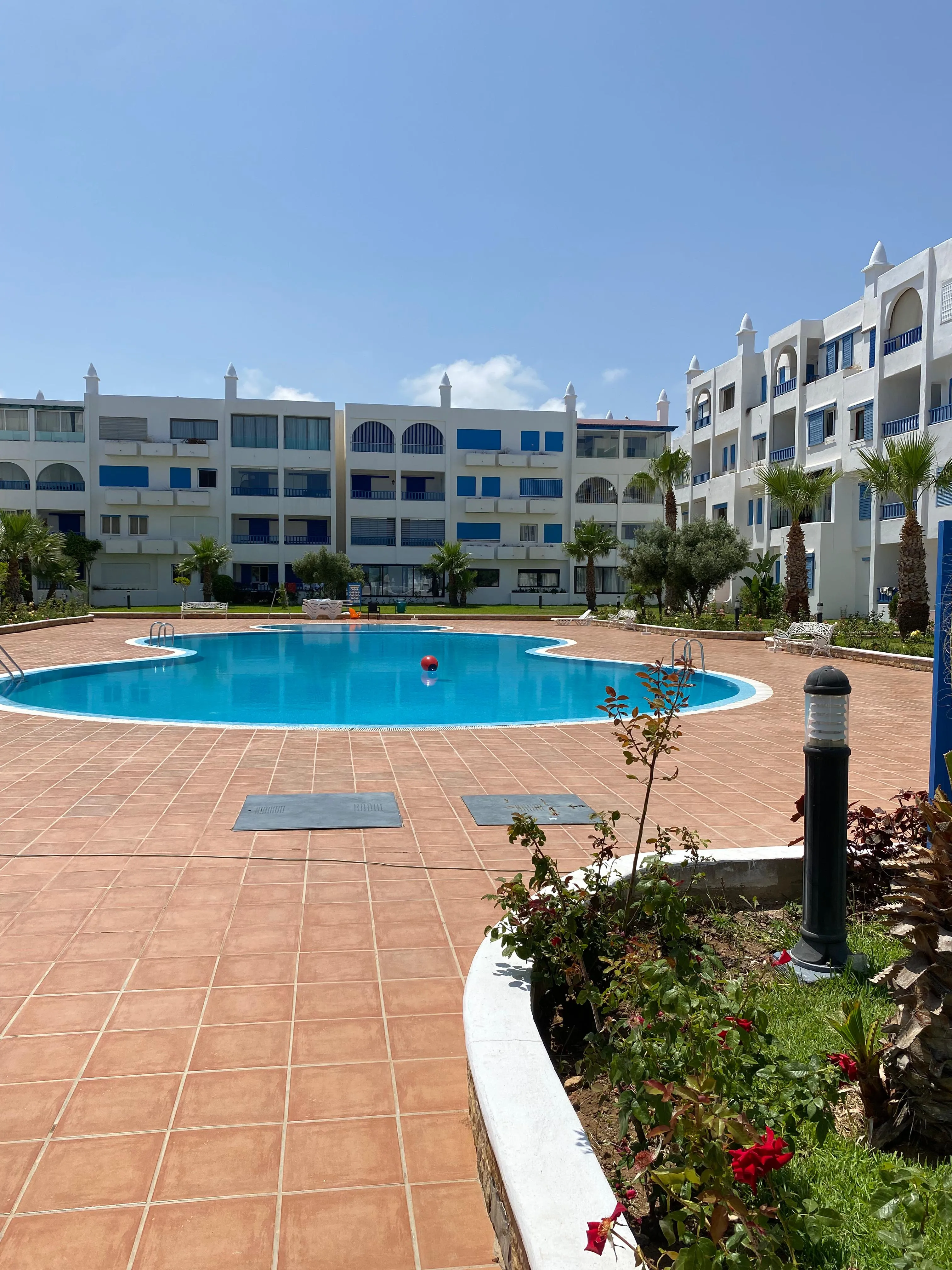 Appartement à louer à M'diq, 2e étage, deux  chambres, piscine et balcon