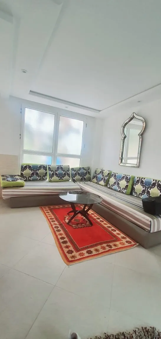 Bel appartement à louer à la journée à Agadir, au deuxième étage, de 75 mètres. 