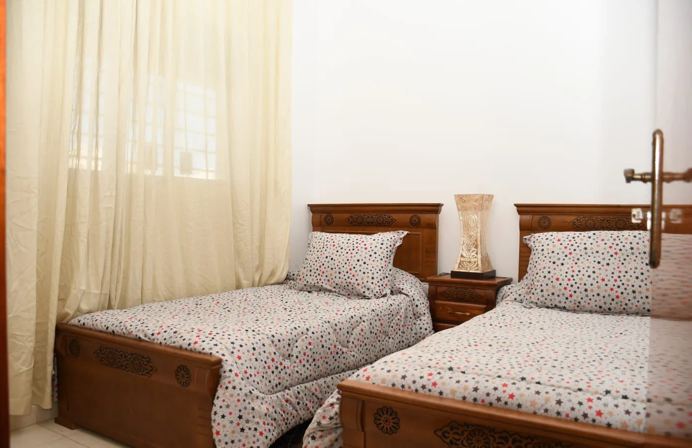 Appartement charmant à louer près de Marjane Tanger, au premier étage.