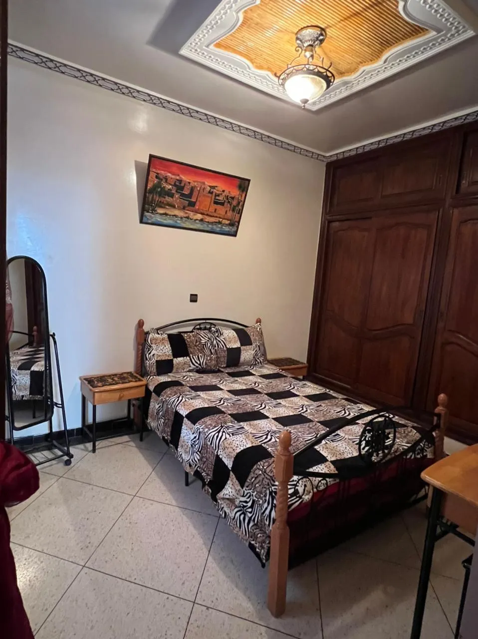 Appartement à louer, bien équipé au rez-de-chaussée avec une chambre et un salon