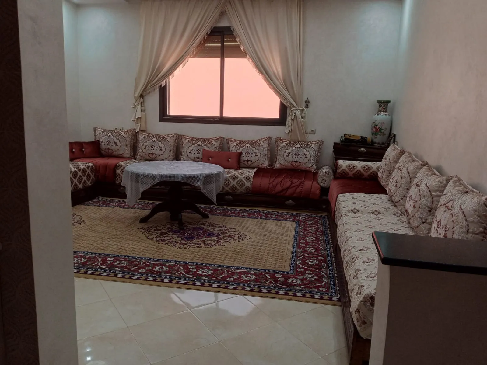 Bel appartement à louer à Rabat, Agdal, comprenant deux chambres et un salon