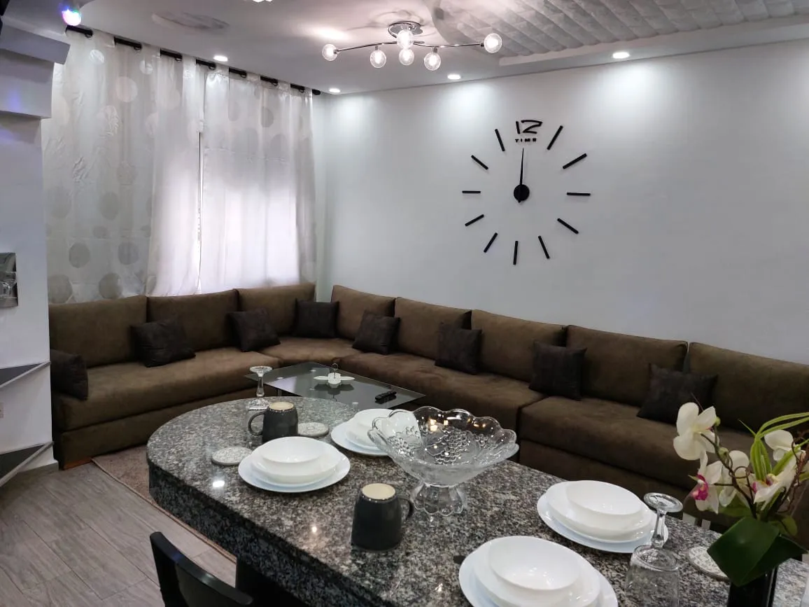 Appartement élégant à louer à Agadir, au 3 étage, avec une chambre et un salon.