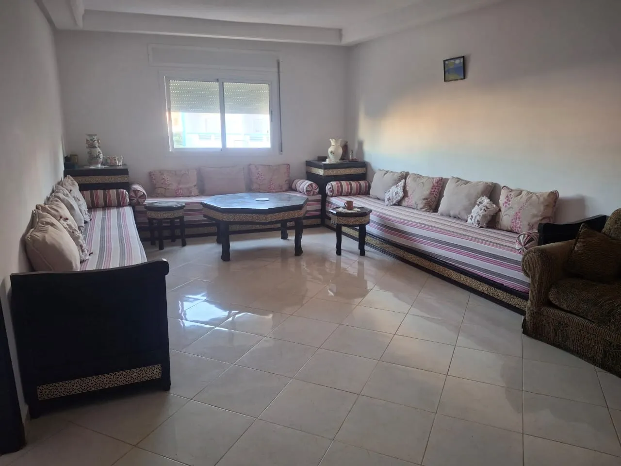 Appartement à vendre à Oued El Lou, 85 m², deux façades, situé au 3ᵉ étage.