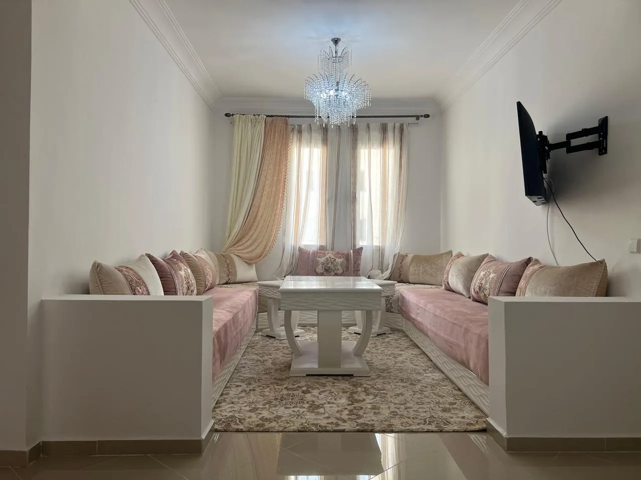 Appartement à louer  à la ville de Fnideq, près du corniche, au premier étage.