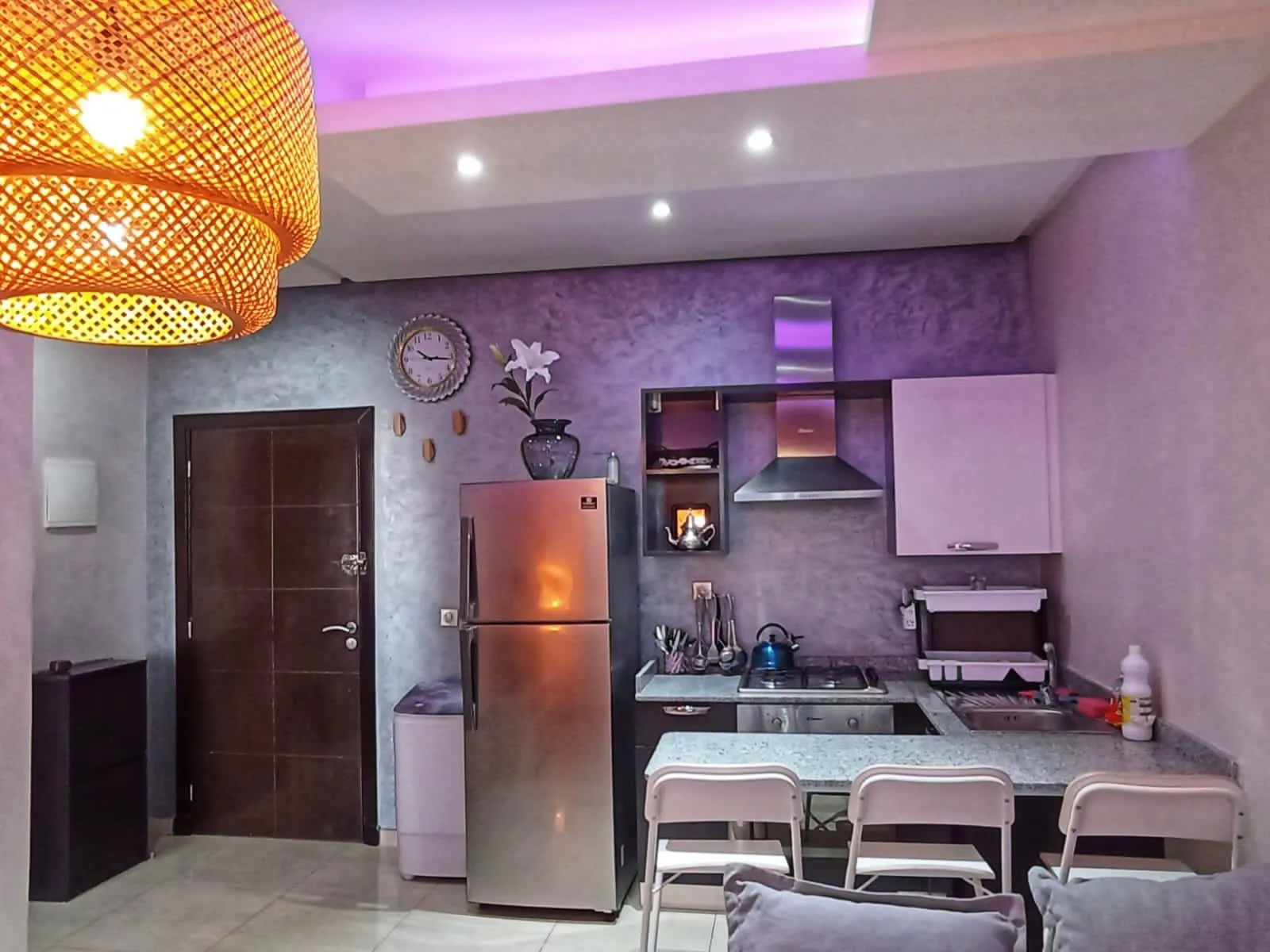 Appartement élégant à louer à Agadir, au 3 étage, avec une chambre et un salon.