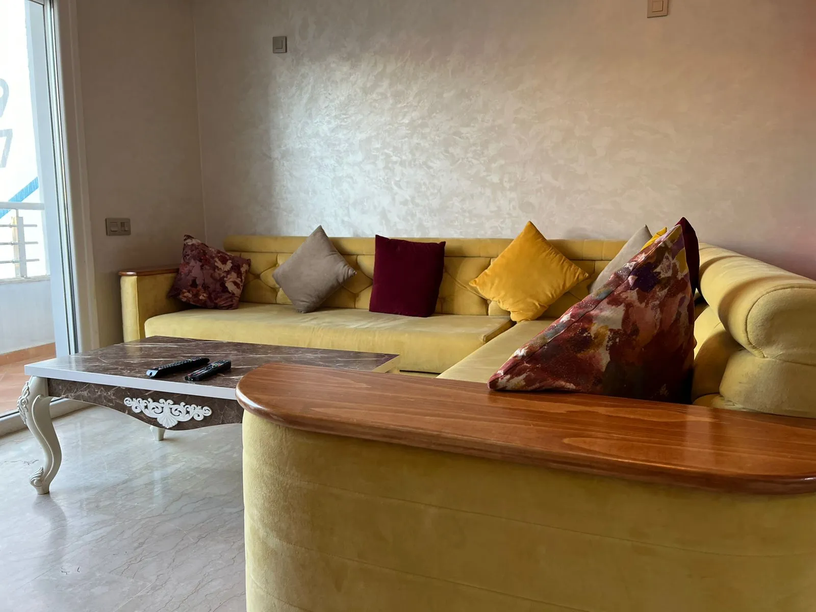 Appartement élégant à louer à Tanger dans une résidence sécurisée chambre salon 
