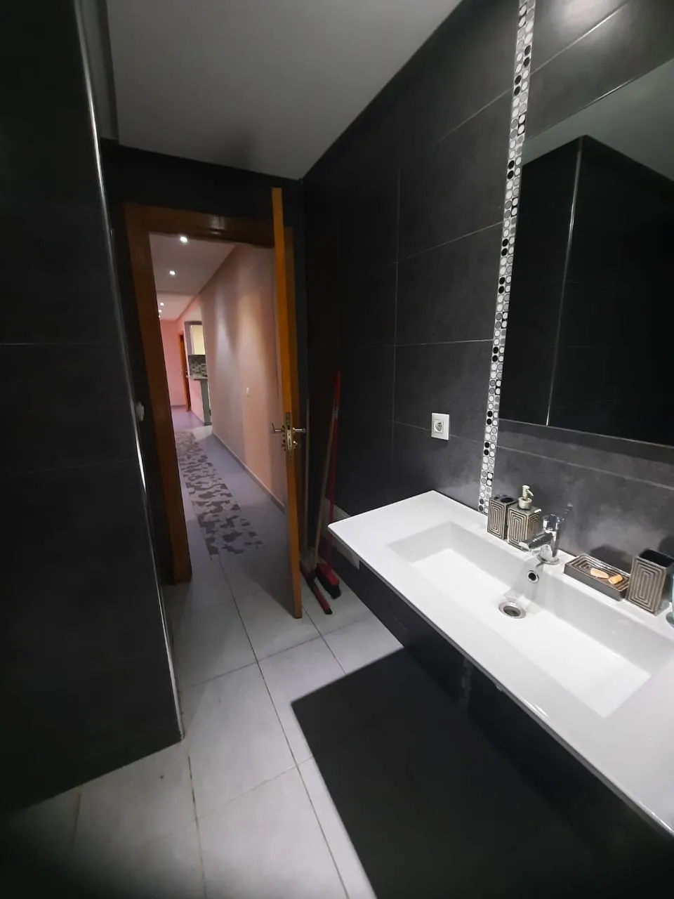 Appartement moderne à louer à Agadir, dans une résidence haut de gamme.