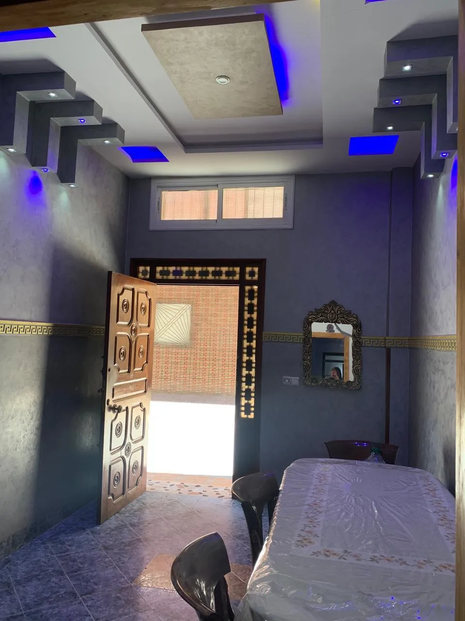 Appartement à louer à Fnideq au rez-de-chaussée, une chambre et un salon.