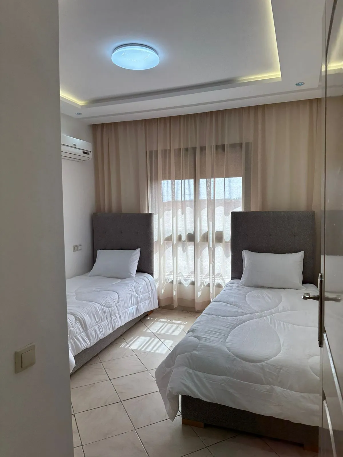 Appartement élégant à louer à Tanger dans une résidence sécurisée chambre salon 