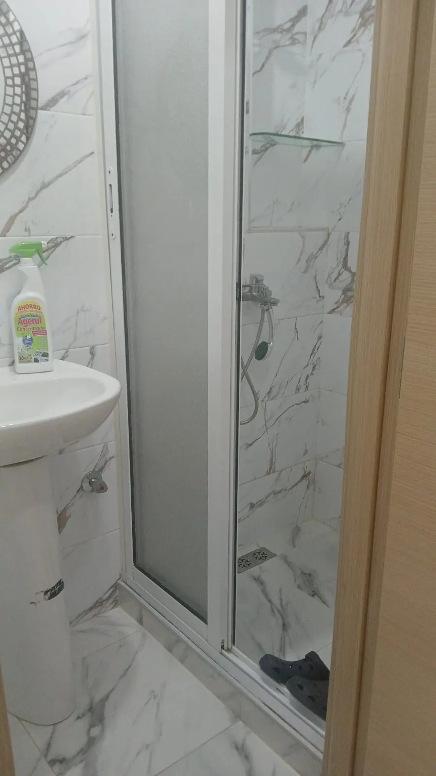 Un appartement à louer au rez-de-chaussée avec deux chambres et un salon 