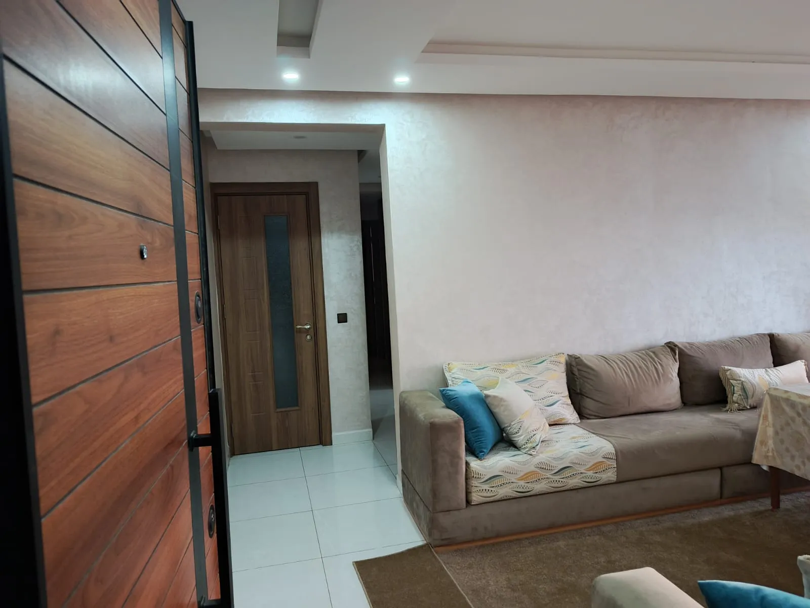 Appartement élégant à louer dans le quartier d'Idrâr à Agadir, 70 m² salon 
