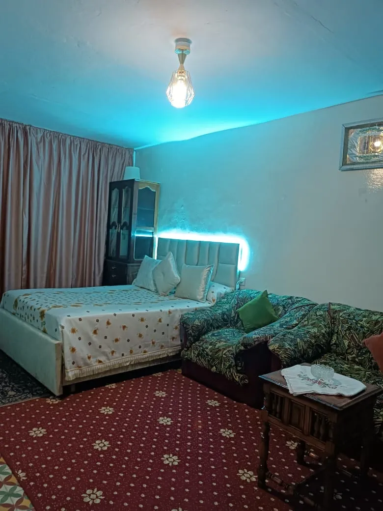 Appartement à louer au cœur de Chefchaouen, au 3e étage, 2 chambres et salon.