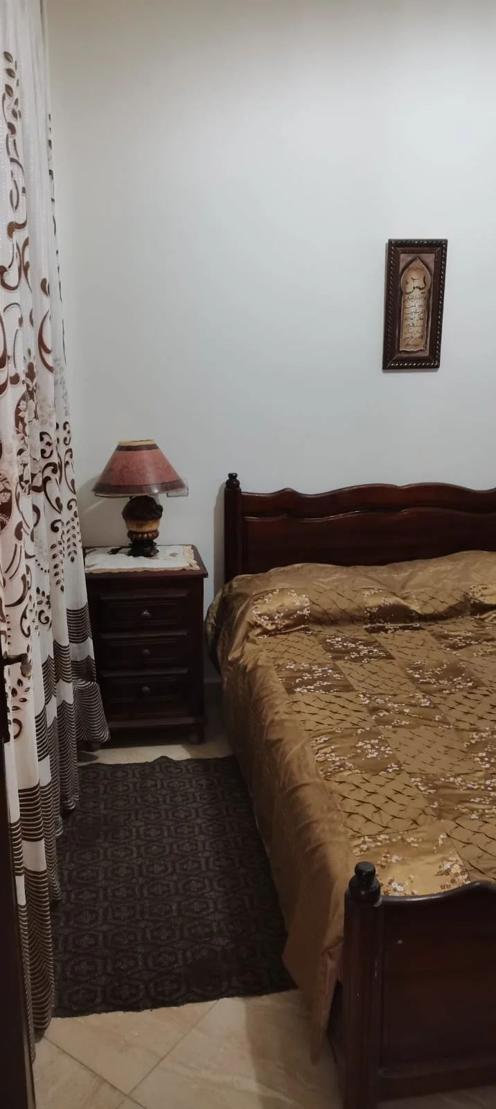 Appartement à louer au cœur de Chefchaouen, au 3e étage, 2 chambres et salon.
