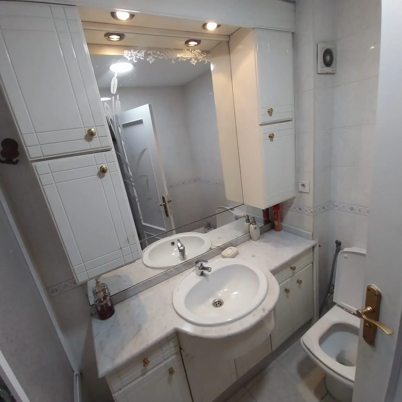 Appartement haut standing à louer à Malabata, Tanger avec 2 chambres et un salon