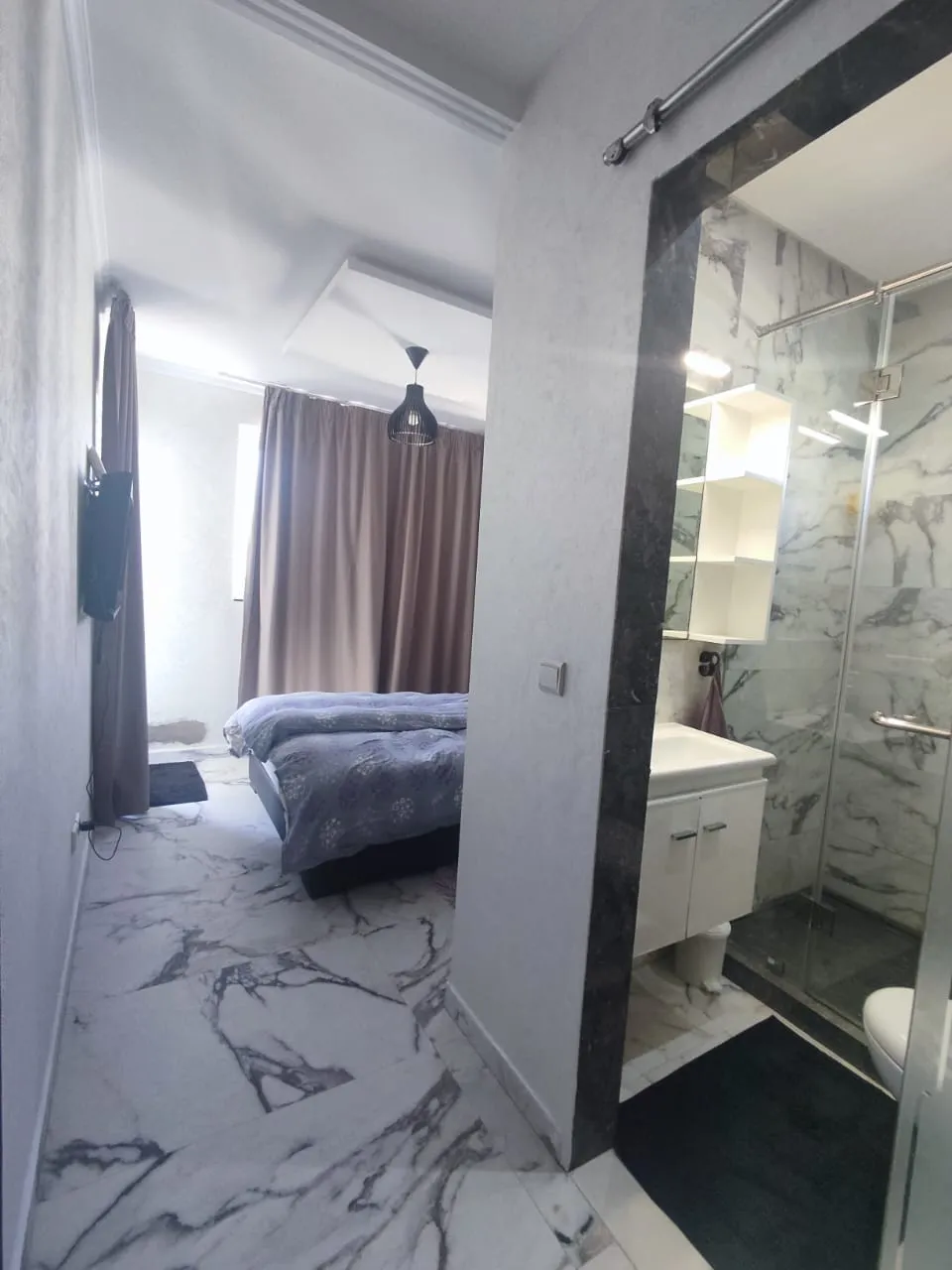 Tré bel Appartement 3 chambres, 2 salles de bain, salon, cuisine équipée.