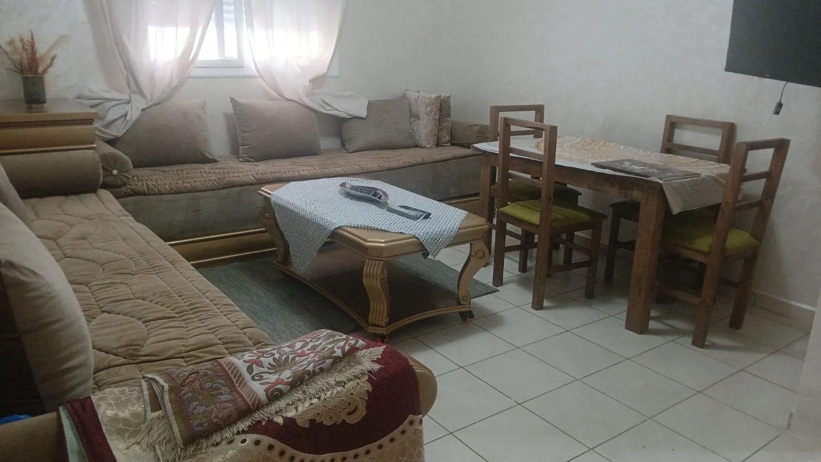 Un appartement à louer au rez-de-chaussée avec deux chambres et un salon 