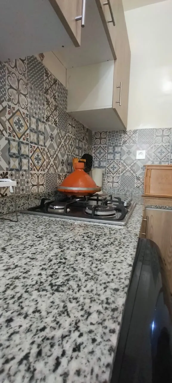 Appartement au design moderne à louer à Agadir, dans une résidence sécurisée.