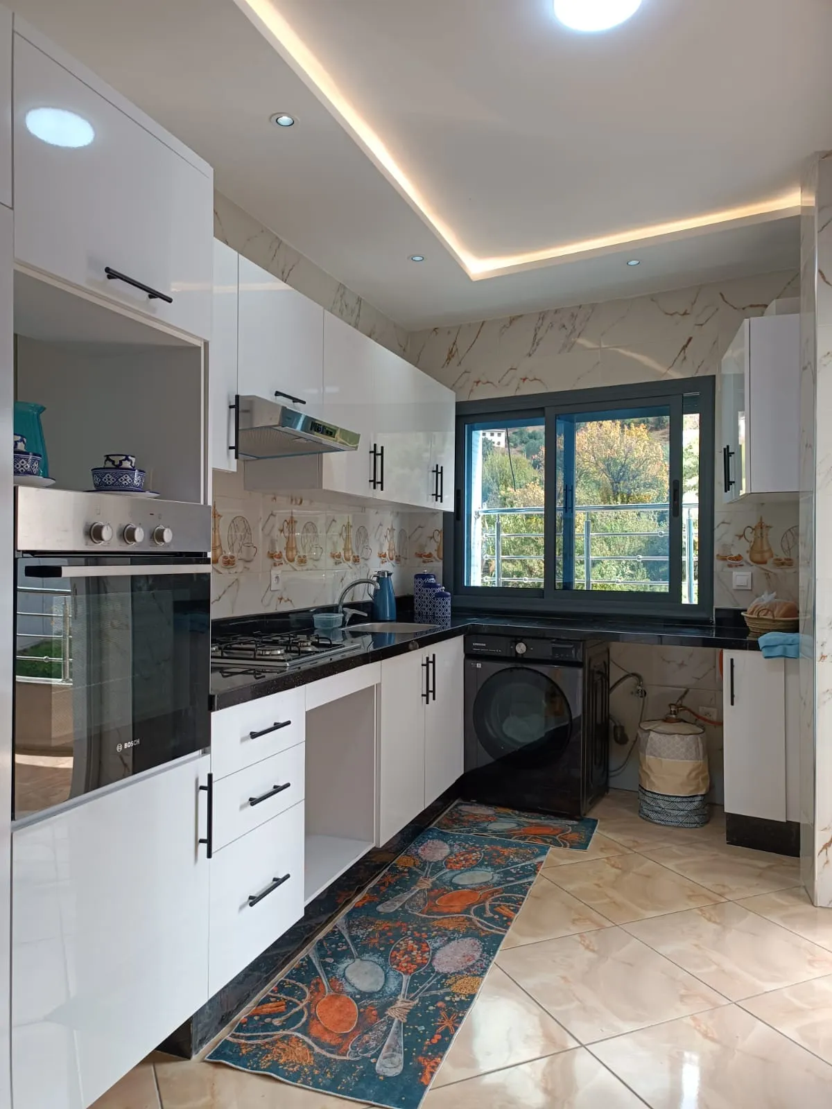 Appartement élégant à louer quotidiennement, 2 chambres et salon, au 3e étage.