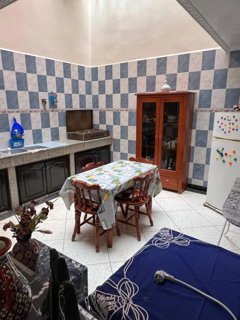 Appartement à louer, bien équipé au rez-de-chaussée avec une chambre et un salon