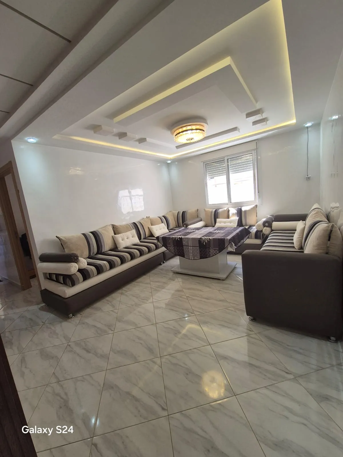 Bel appartement à louer à Fnideq, au premier étage, d'une superficie de 56 m²