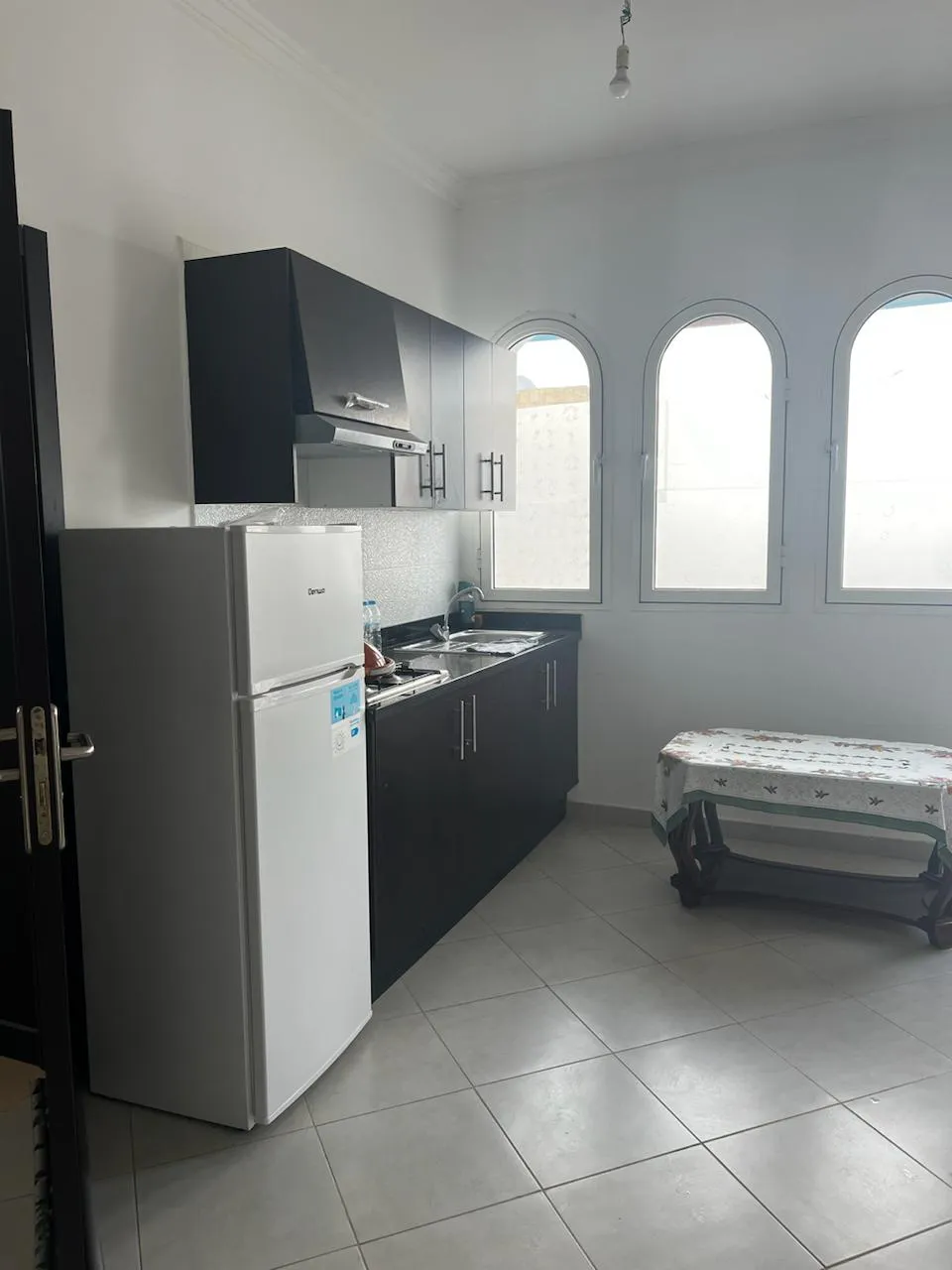 Appartement à vendre, titré, au troisième étage – une chambre et un salon.