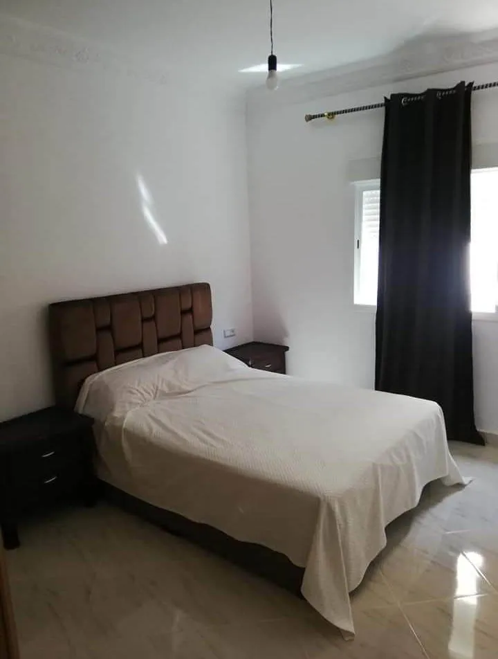 Appartement à louer au deuxième étage à Fnideq, en location quotidienne.