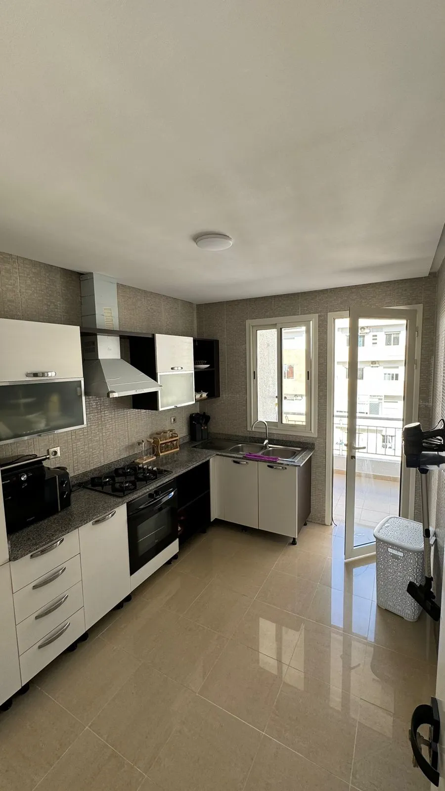 Appartement de luxe à louer dans un emplacement stratégique, dans une résidence.