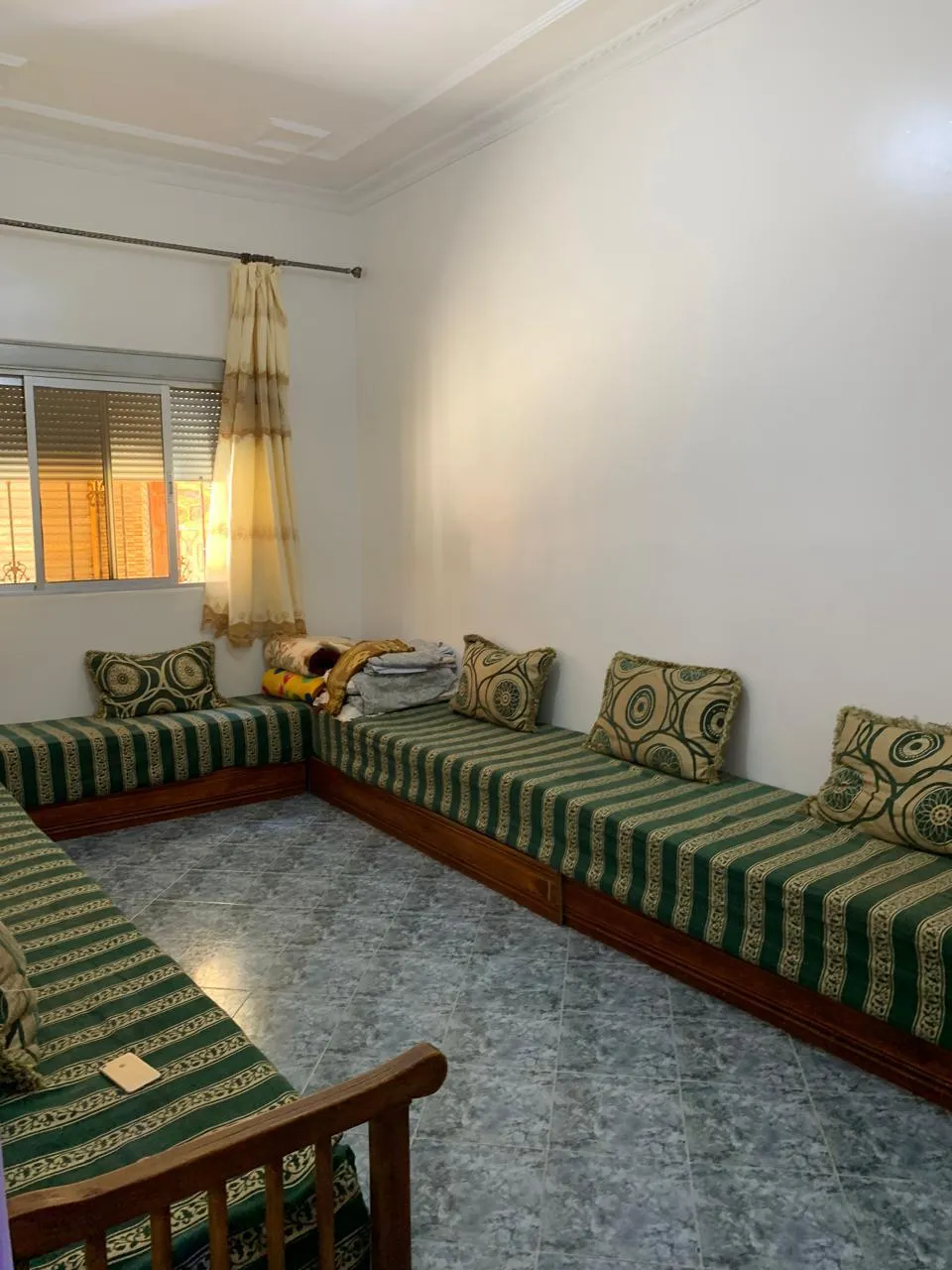 Appartement à louer à Fnideq au rez-de-chaussée, une chambre et un salon.