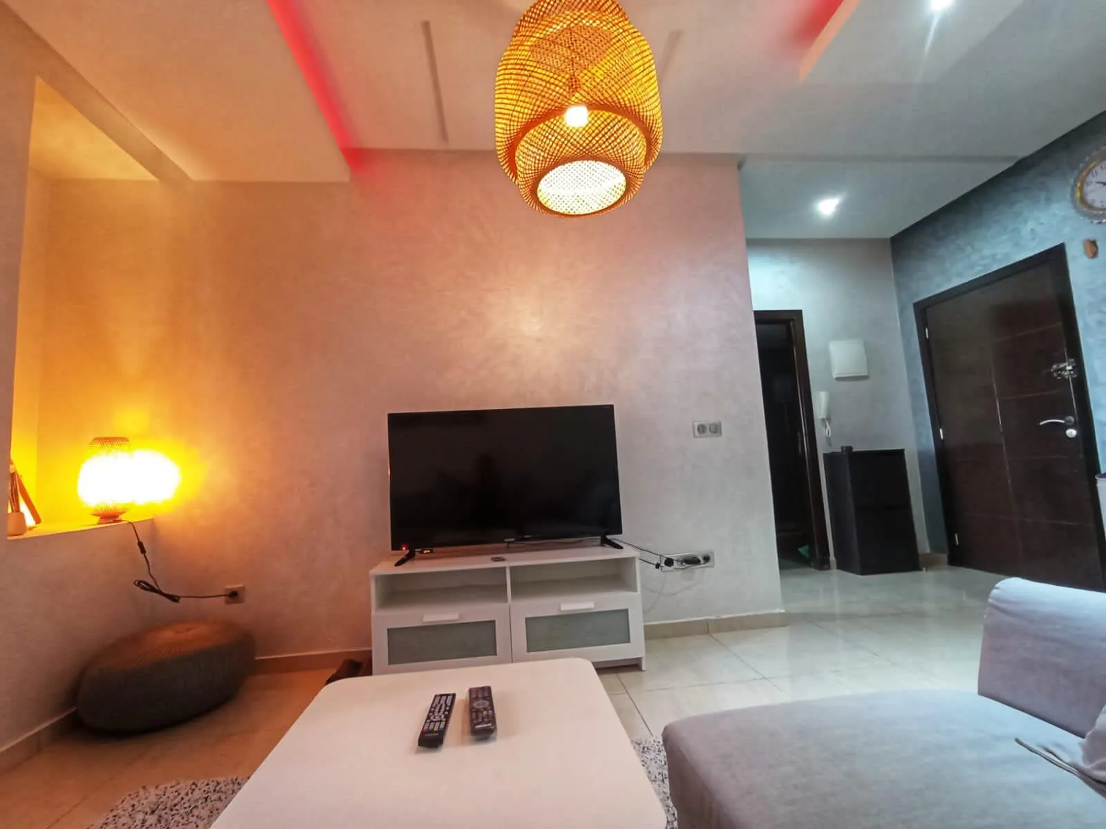 Appartement élégant à louer à Agadir, au 3 étage, avec une chambre et un salon.