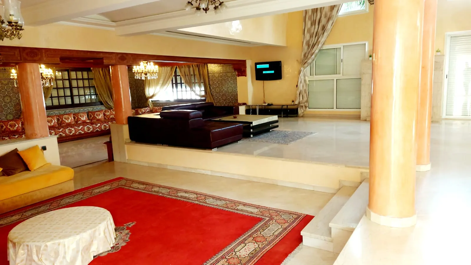 Villa spacieuse et luxueuse à louer à Agadir, avec deux étages et quatre façades