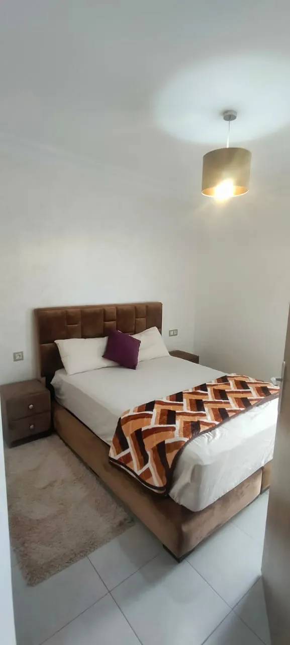 Appartement au design moderne à louer à Agadir, dans une résidence sécurisée.