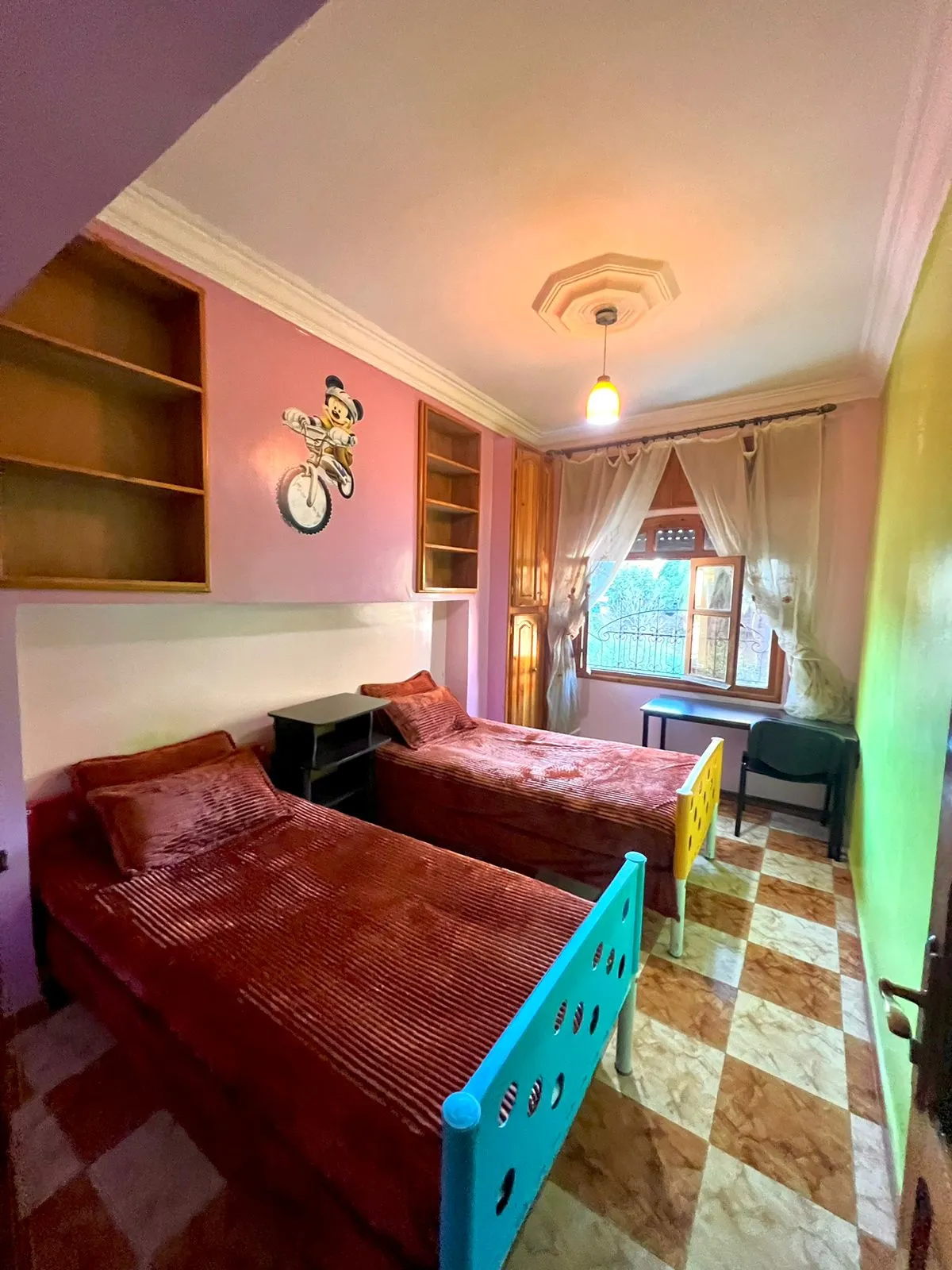 Appartement 2 chambres et salon à louer quotidiennement, 3e étage, centre-ville.