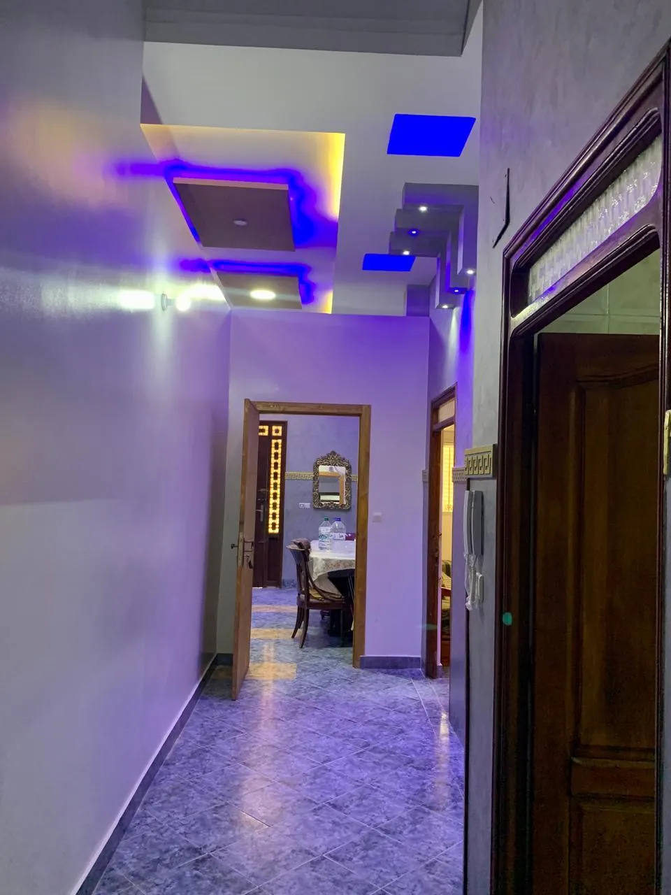 Appartement à louer à Fnideq au rez-de-chaussée, une chambre et un salon.