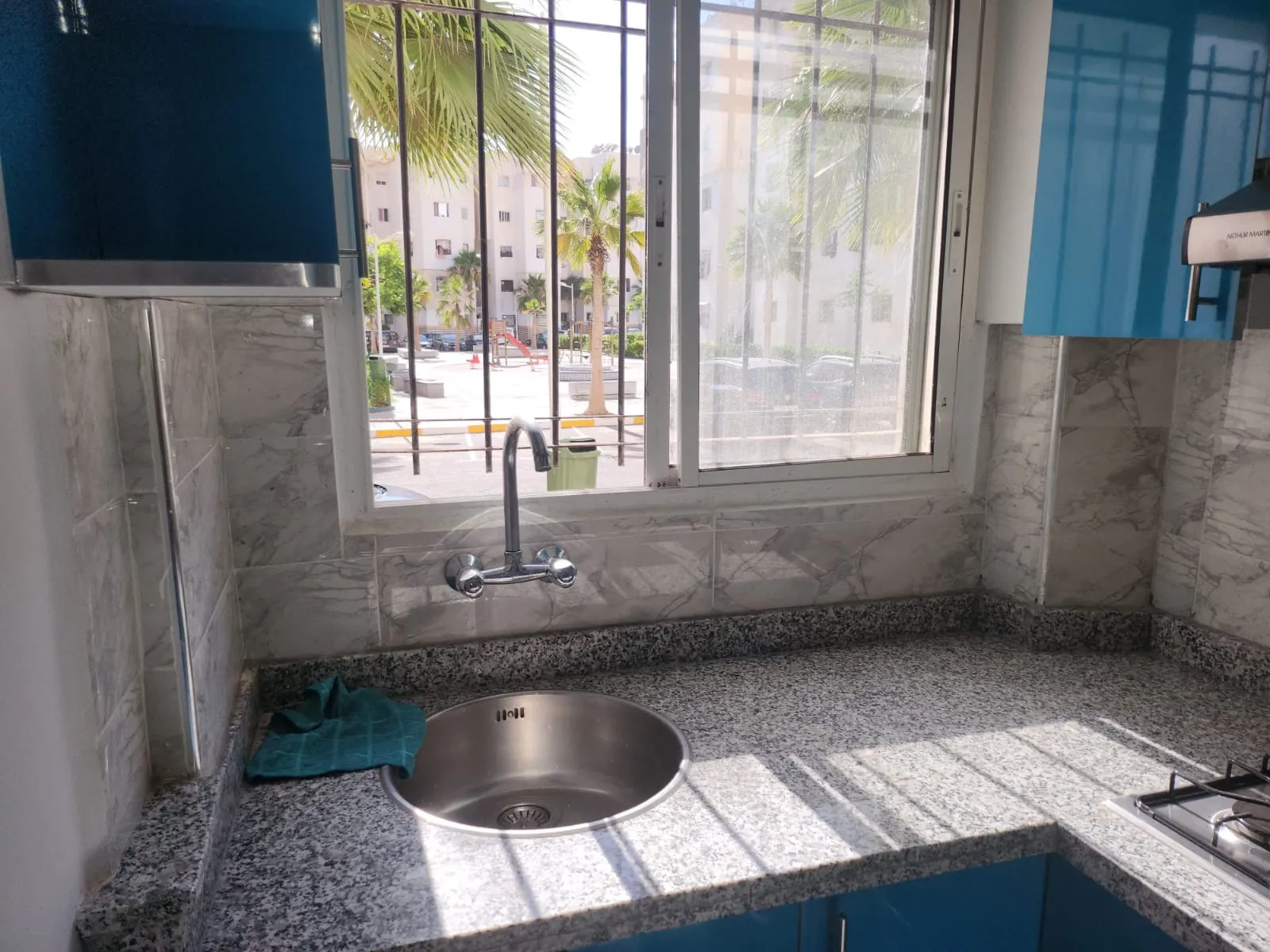 Appartement à louer au rez-de-chaussée à Agadir, dans une résidence sécurisée.