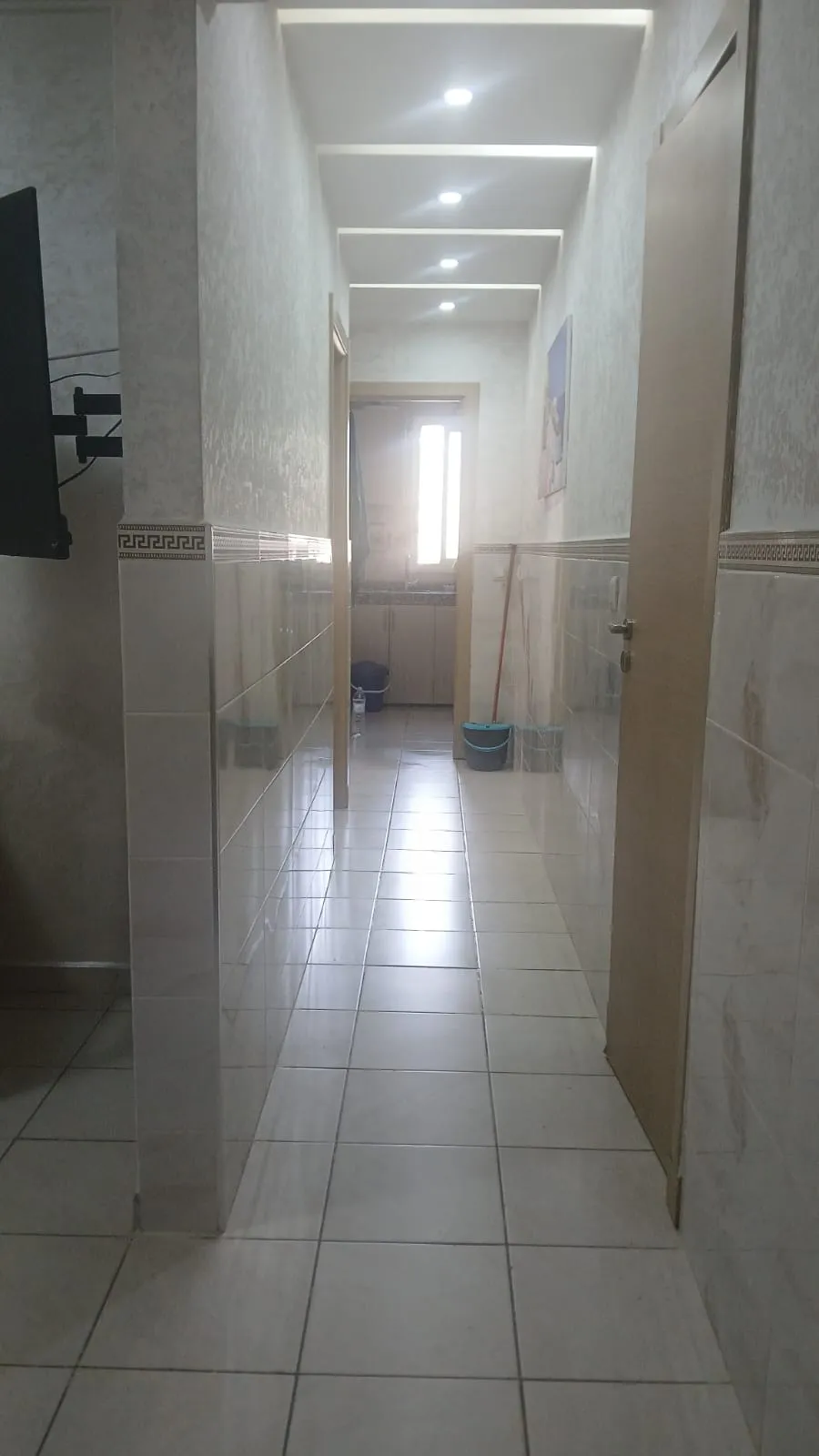 Un appartement à louer au rez-de-chaussée avec deux chambres et un salon 