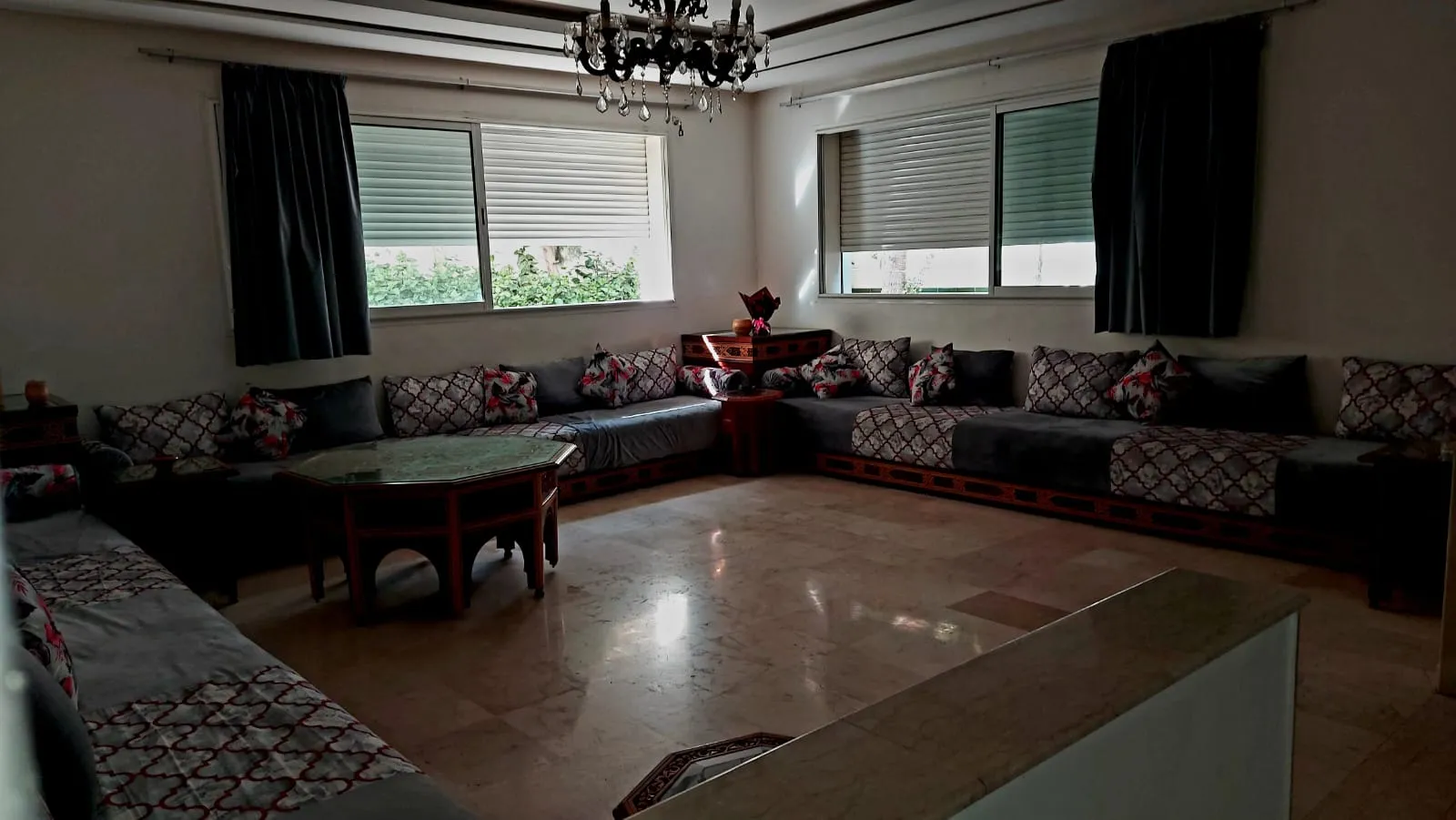 Villa spacieuse et luxueuse à louer à Agadir, avec deux étages et quatre façades