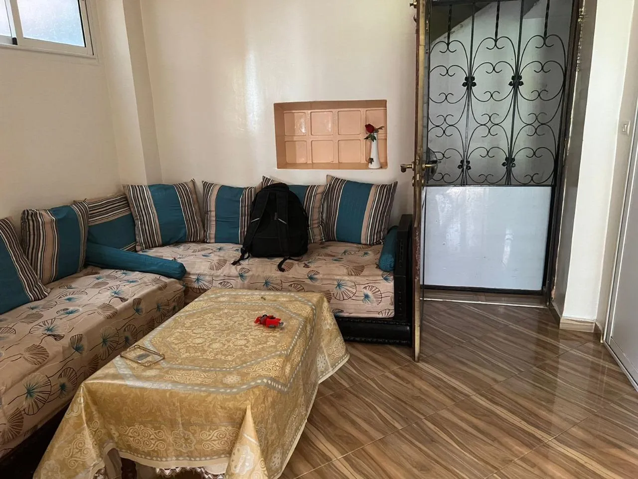 Appartement meublé à louer à Al-Madiq, 2 chambres, salon, balcon, 1er étage