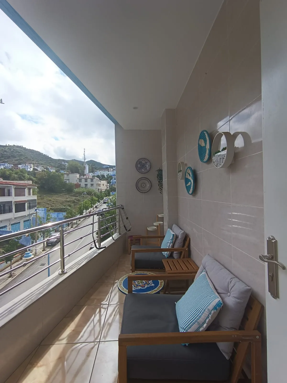 Appartement élégant à louer quotidiennement, 2 chambres et salon, au 3e étage.