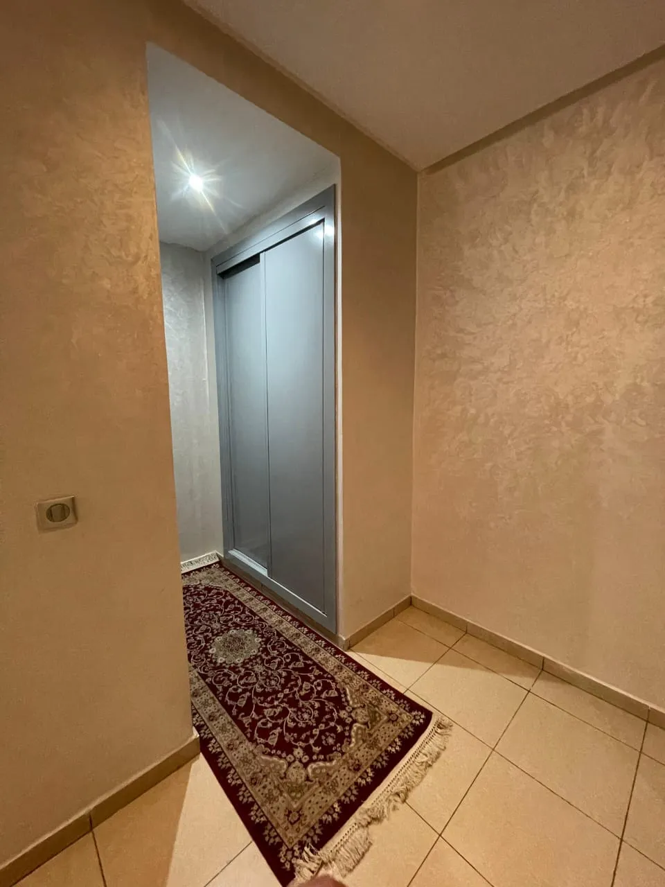 Appartement au design élégant à louer à Agadir, bien équipé.