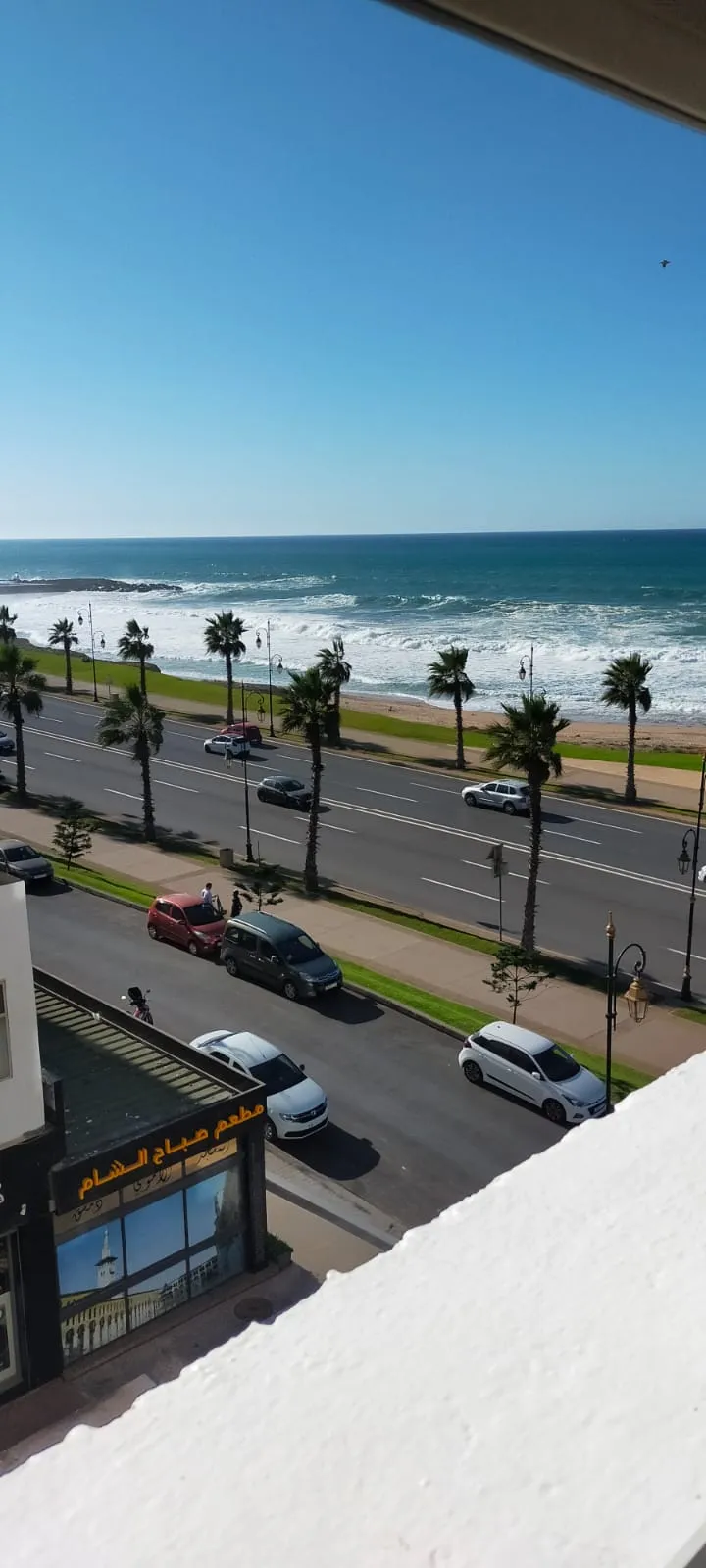 Appartement meublé à louer, offrant une vue imprenable sur la mer