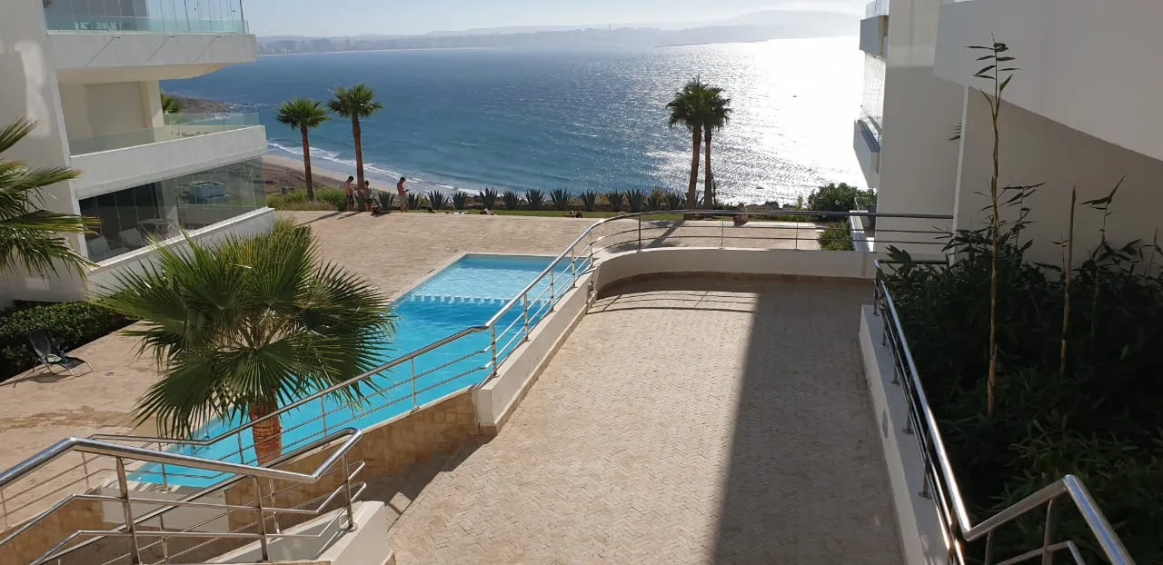 Appartement moderne à louer dans une résidence contemporaine avec vue sur la mer