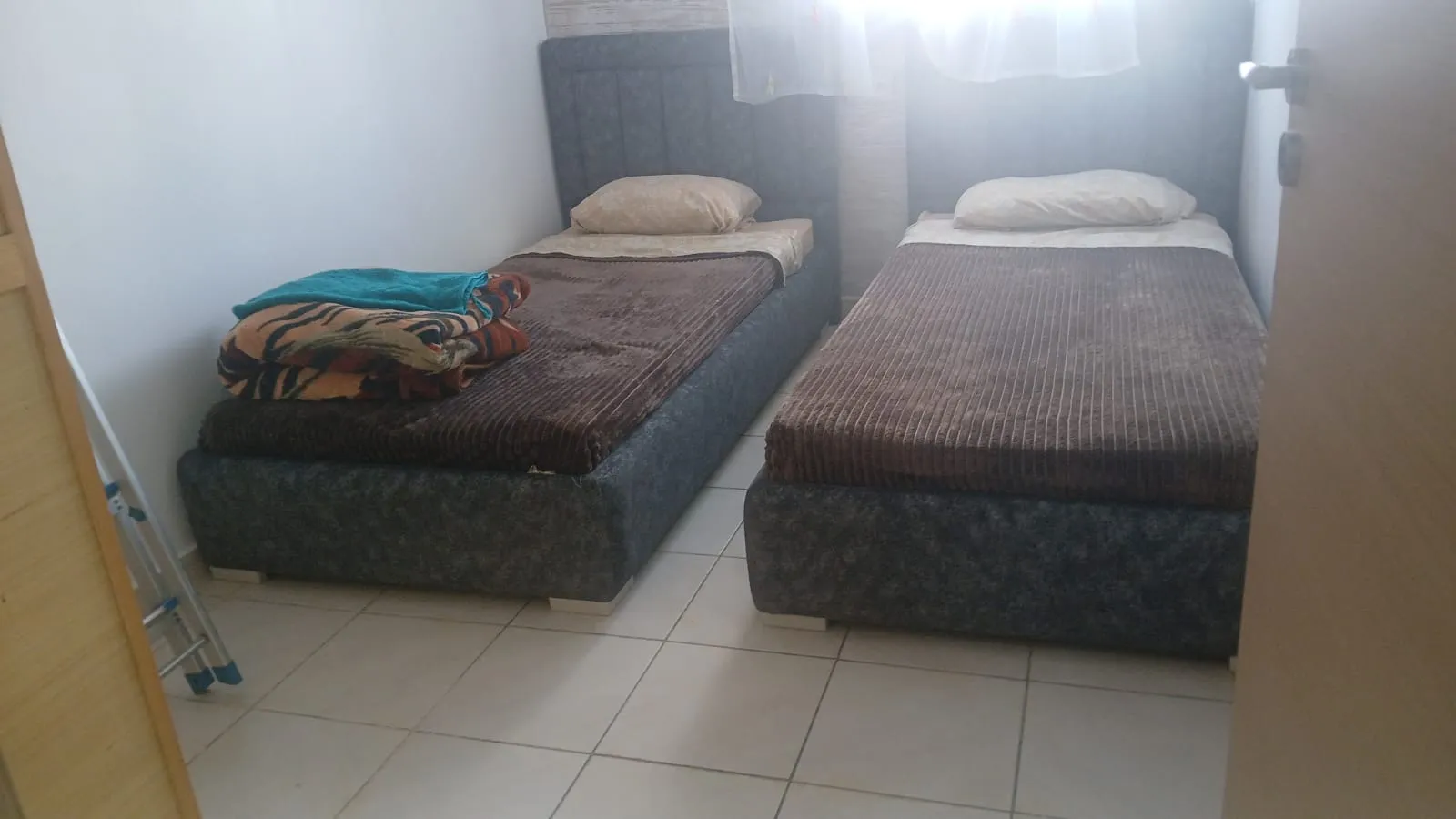 Un appartement à louer au rez-de-chaussée avec deux chambres et un salon 