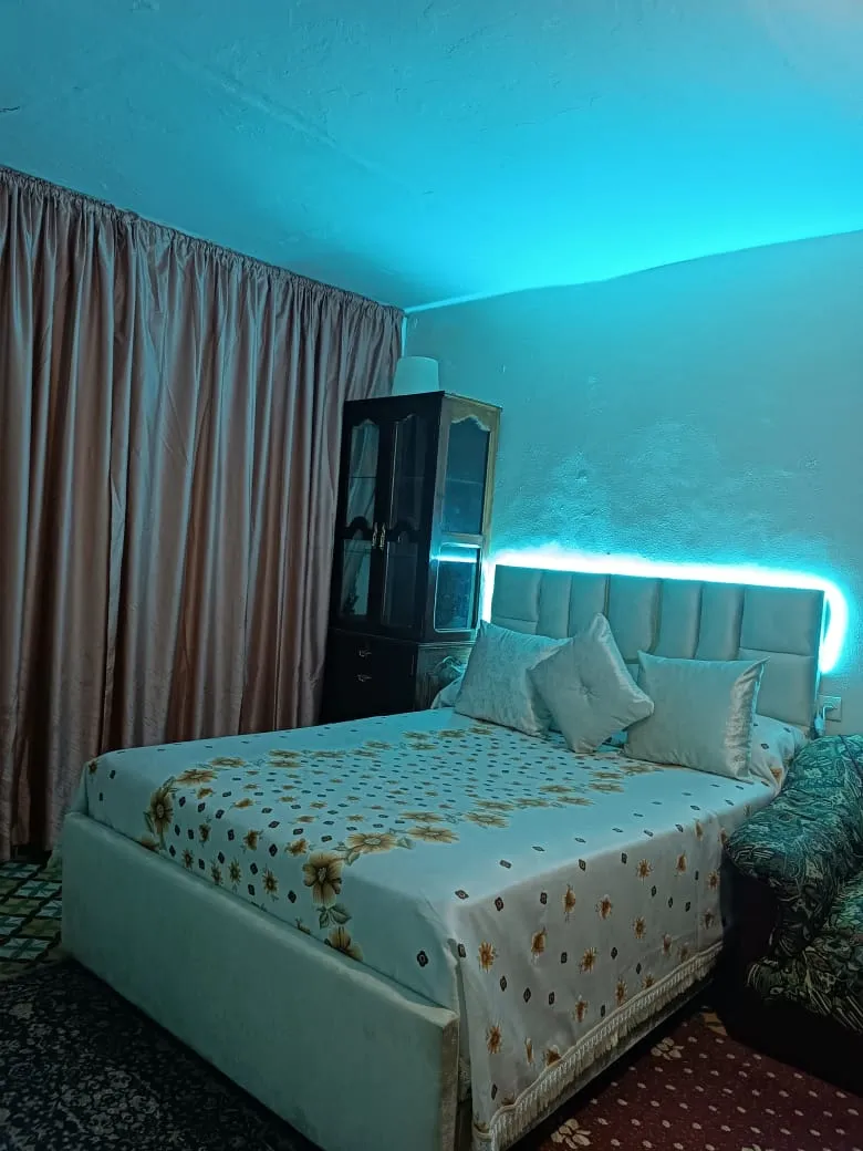 Appartement à louer au cœur de Chefchaouen, au 3e étage, 2 chambres et salon.