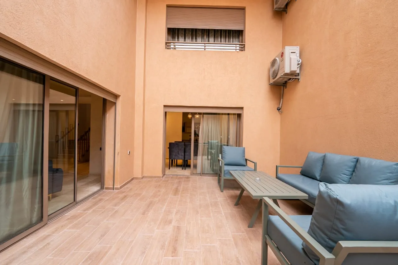 Villa spacieuse et luxueuse à louer à Agadir, avec deux étages et quatre façades