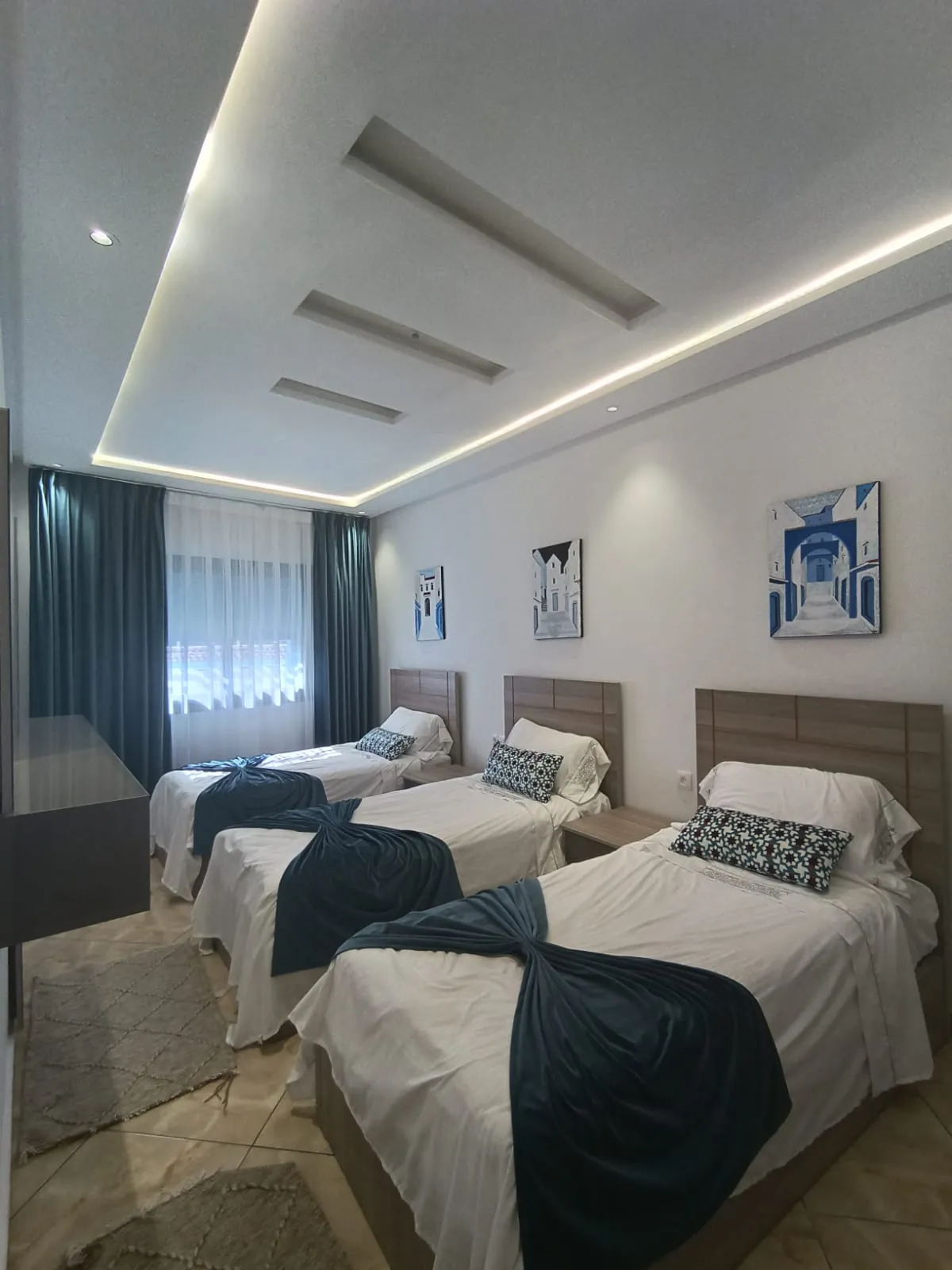 Appartement élégant à louer quotidiennement, 2 chambres et salon, au 3e étage.