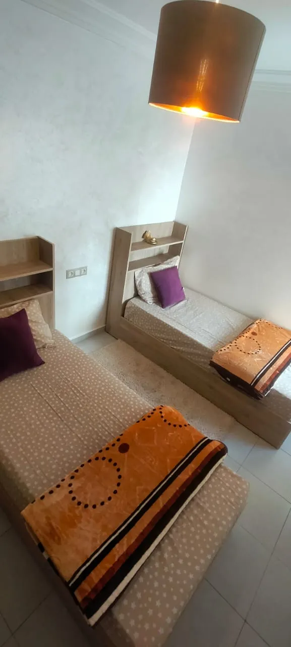 Appartement au design moderne à louer à Agadir, dans une résidence sécurisée.