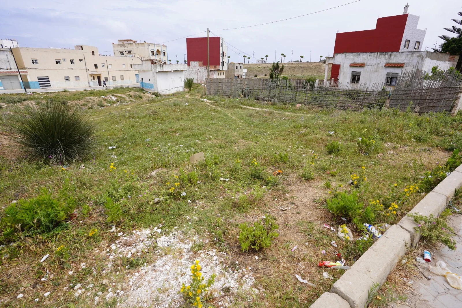 Terrain à vendre à Fnideq, proche de la route principale, 446 mètres