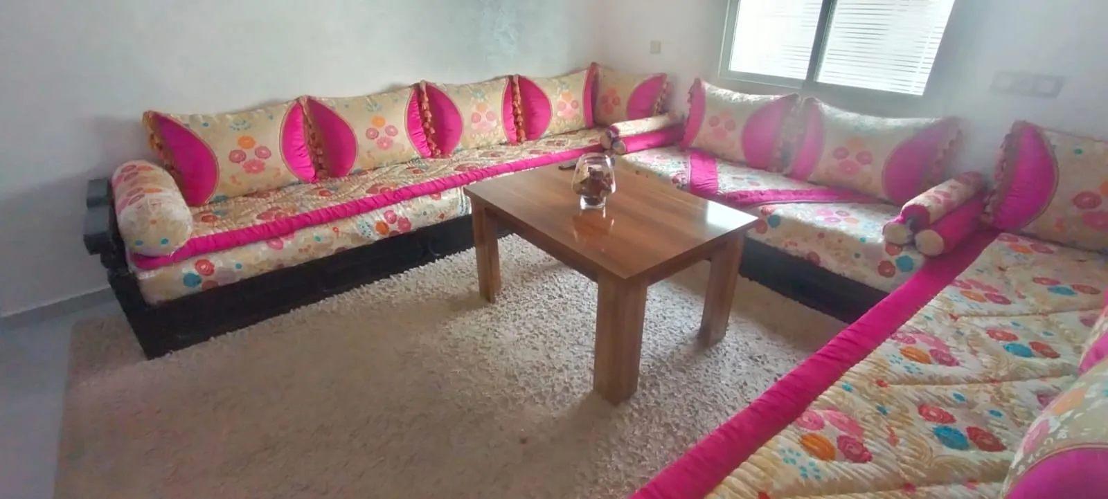 Appartement au design moderne à louer à Agadir, dans une résidence sécurisée.