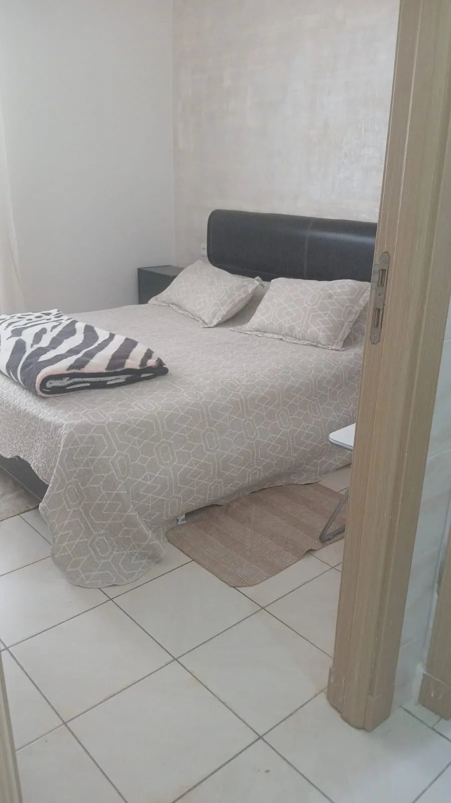 Un appartement à louer au rez-de-chaussée avec deux chambres et un salon 