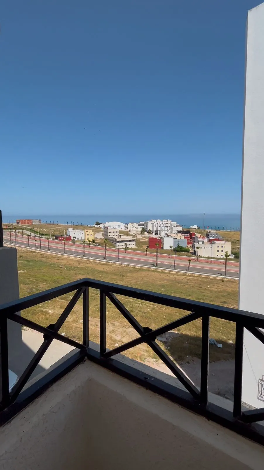 Appartement à louer à la journée à Fnideq avec 2 chambres et un salon au 3 étage